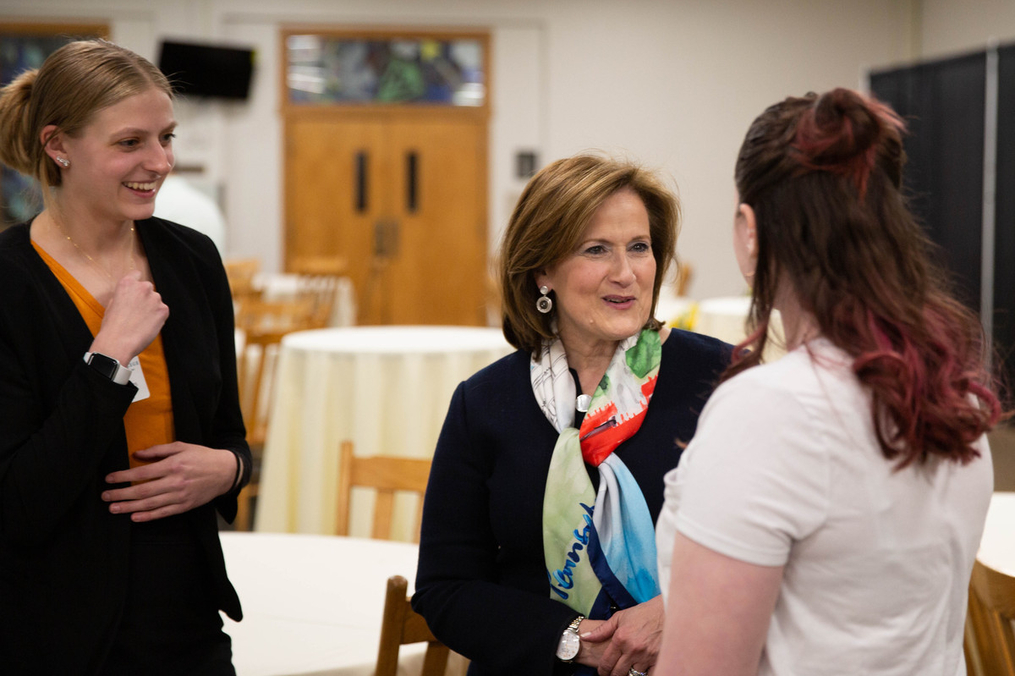 Anita McBride chats with Keuka College students during her 2022 visit to campus.